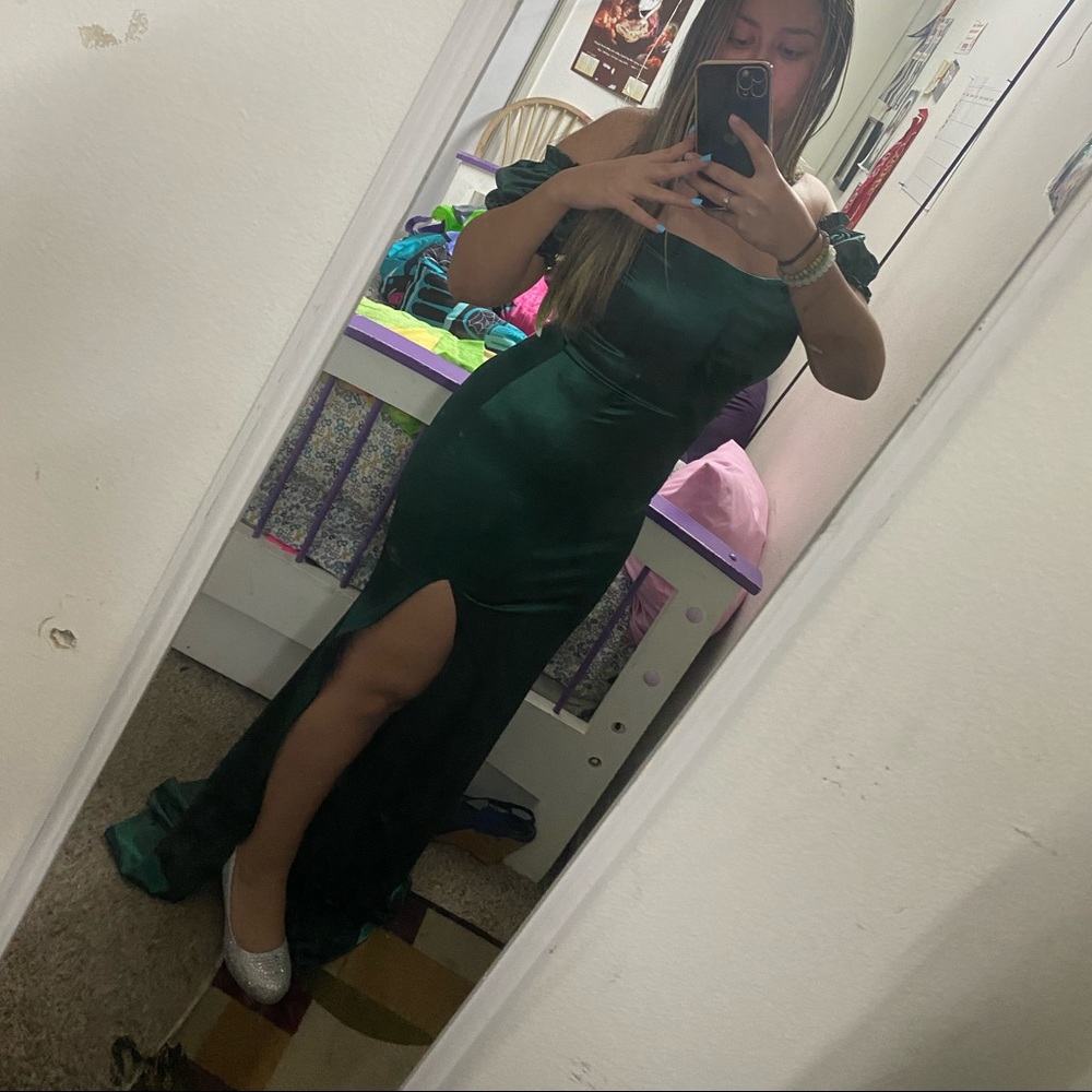 It’s a Windsor size 8 Only worn once it’s very cute it stretches